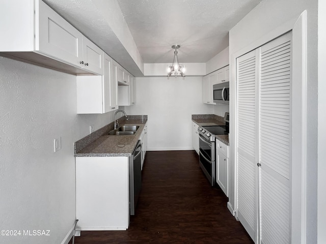 1600 N Wilmot Rd Unit 291, Tucson, AZ 85712 - kitchen with stainless steel appliances, a sink, baseboards, a chandelier, and dark wood finished floors