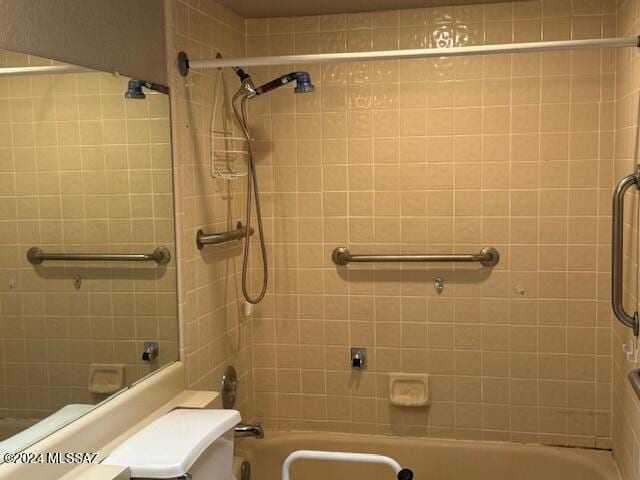 bathroom with tiled shower / bath