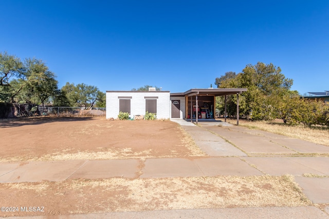 view of front facade featuring a carport