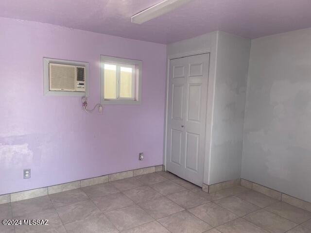 unfurnished room featuring a wall mounted air conditioner