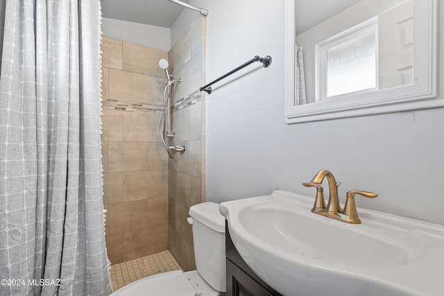 bathroom with a shower with shower curtain, vanity, and toilet