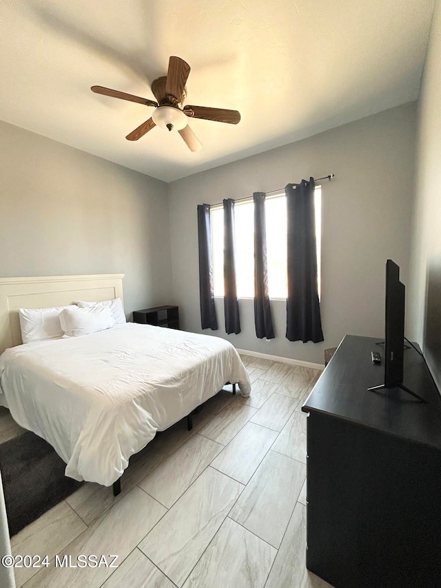 bedroom with ceiling fan