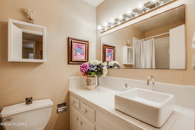 bathroom with a shower with curtain, toilet, and vanity