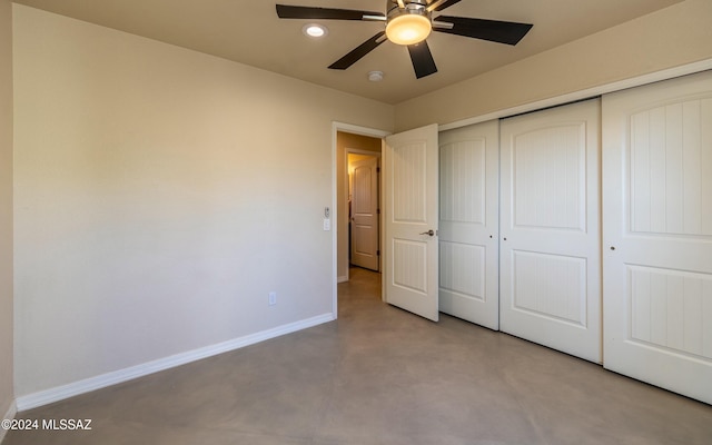 unfurnished bedroom featuring ceiling fan and a closet