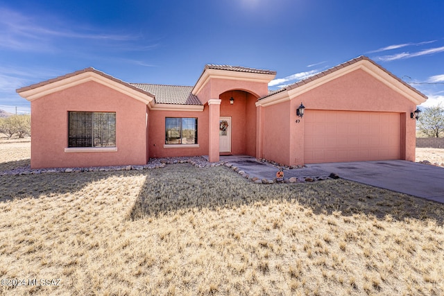 view of front facade featuring a garage and a front lawn