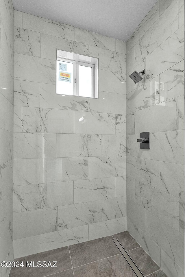 bathroom featuring a tile shower