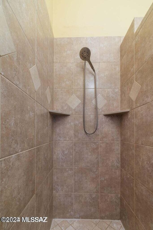 bathroom featuring tiled shower