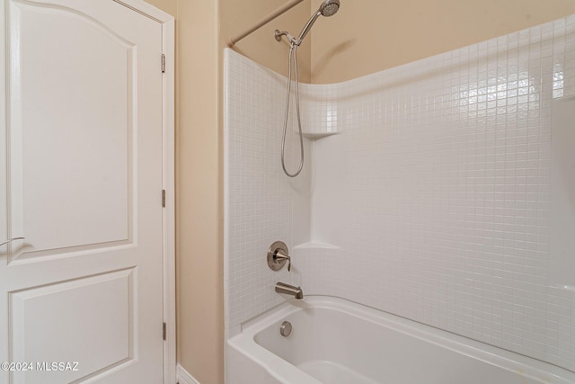 bathroom with bathtub / shower combination