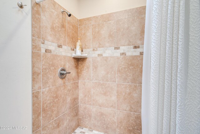 full bathroom featuring tiled shower