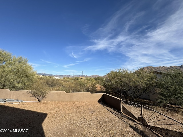 view of yard with a mountain view