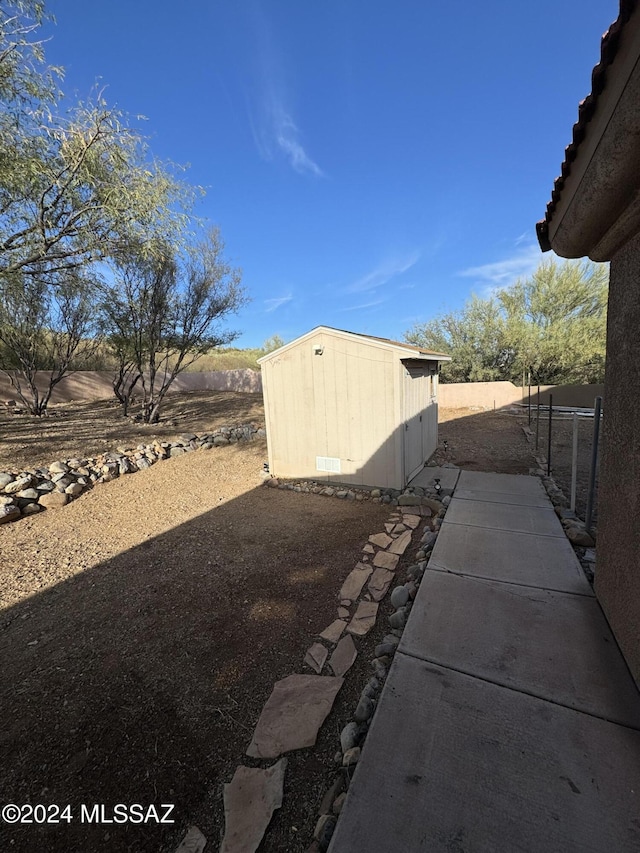 view of yard with a storage unit