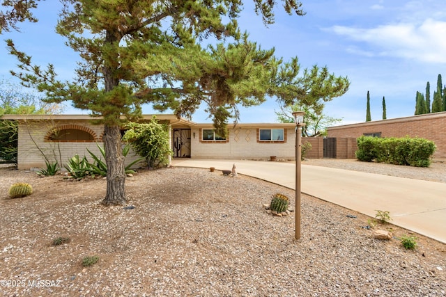 1580 E Andrea Dr, Sierra Vista, AZ 85635 - ranch-style house with fence and brick siding