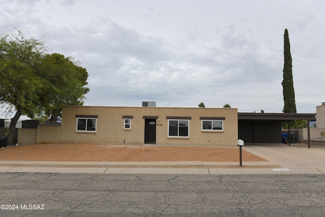 view of front of property featuring a carport