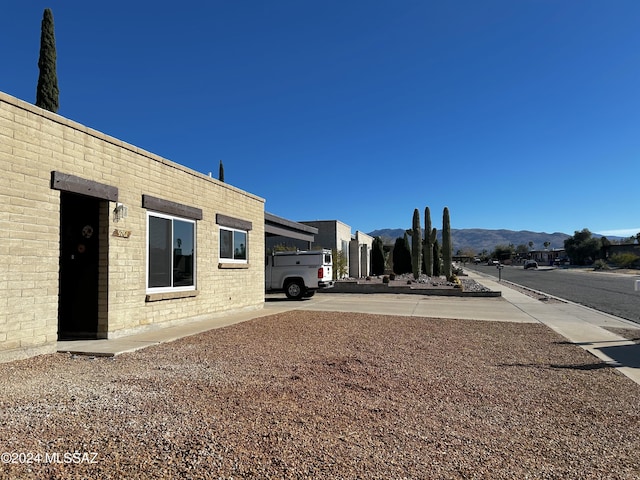 view of yard with a mountain view