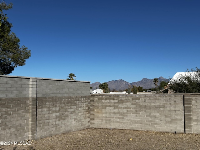 view of yard with a mountain view