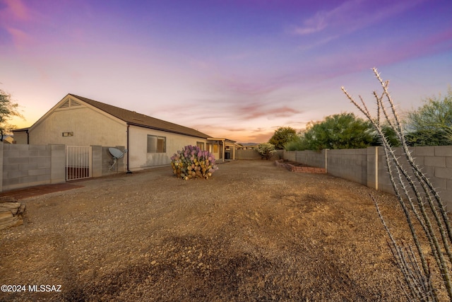 view of yard at dusk