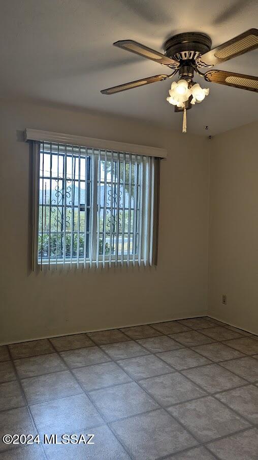 empty room featuring ceiling fan