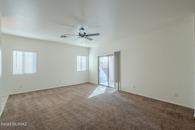 spare room with carpet and an inviting chandelier