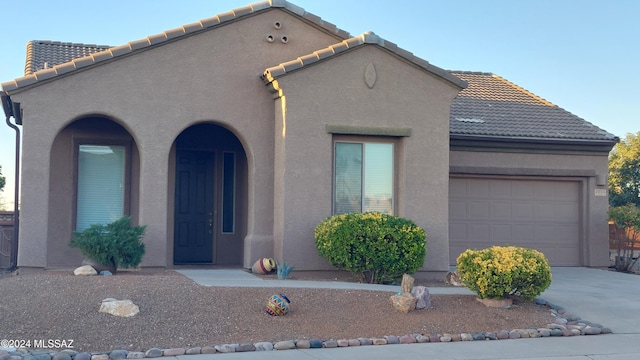 view of front facade featuring a garage