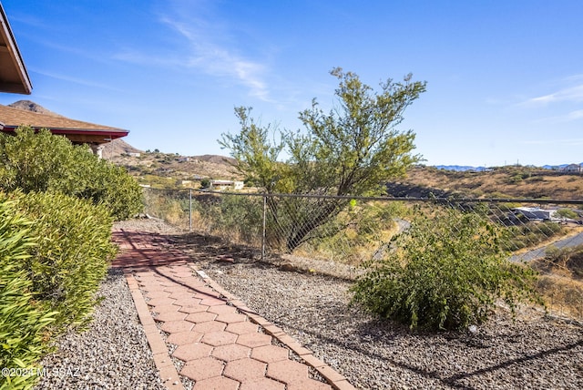 view of yard with a mountain view