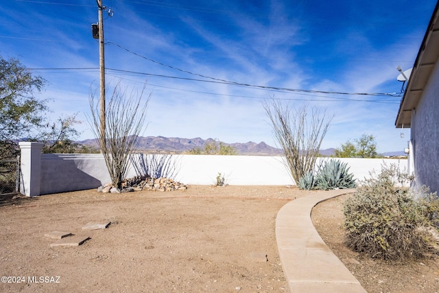 view of yard featuring a mountain view