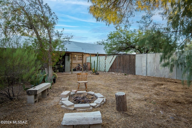 view of yard featuring a fire pit