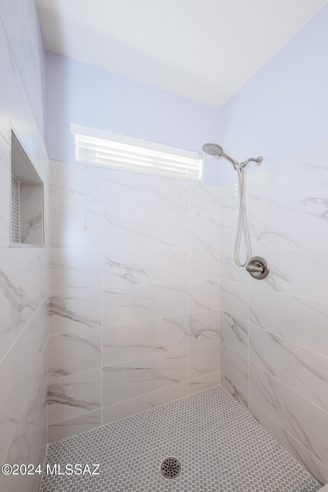 bathroom featuring tiled shower