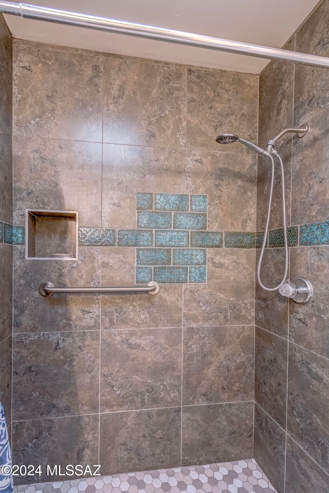 bathroom featuring tiled shower