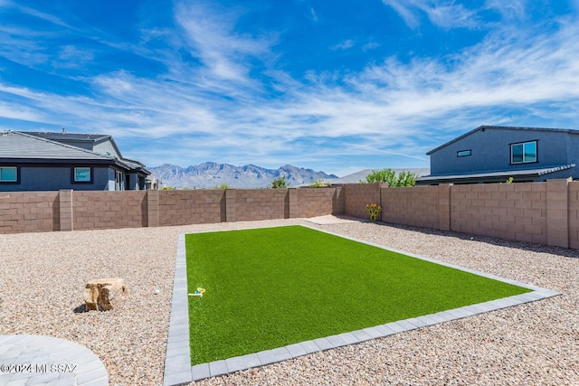 view of yard with a mountain view