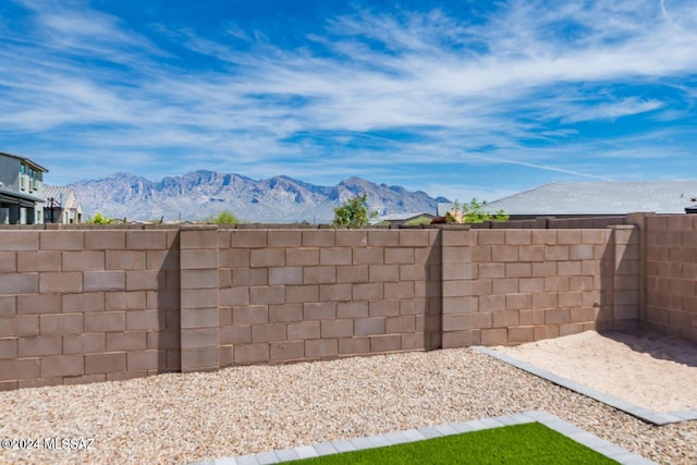 view of yard with a mountain view