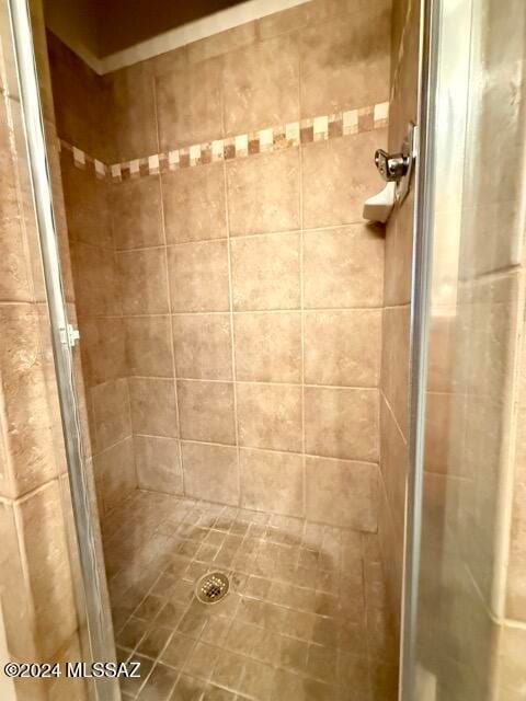 bathroom featuring a tile shower