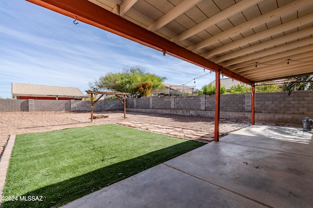 view of yard featuring a patio