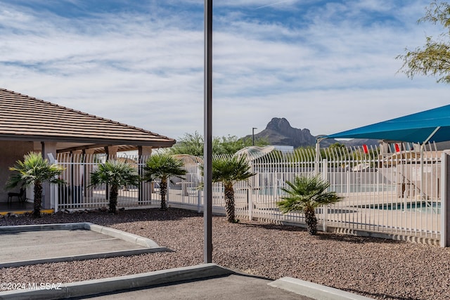 view of yard with a mountain view