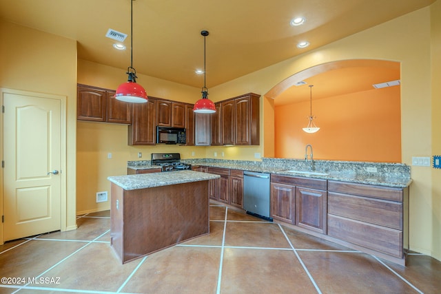 kitchen with kitchen peninsula, sink, black appliances, pendant lighting, and a kitchen island