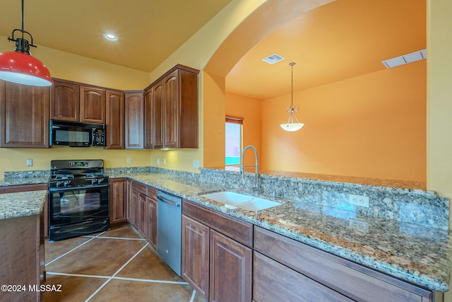 kitchen with kitchen peninsula, sink, hanging light fixtures, and black appliances