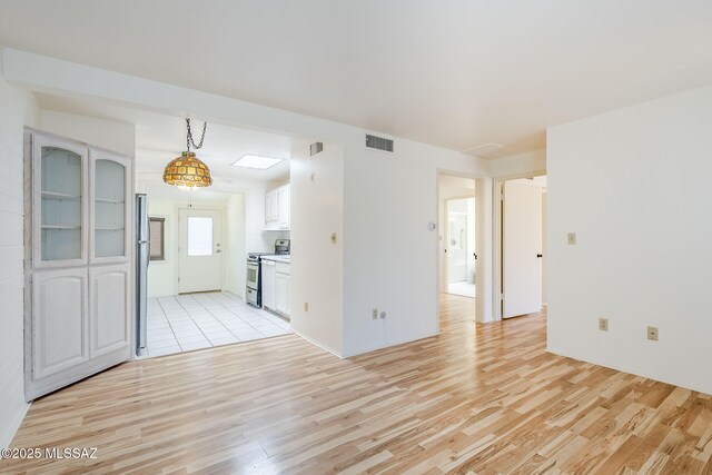 unfurnished room featuring ceiling fan and light wood-type flooring