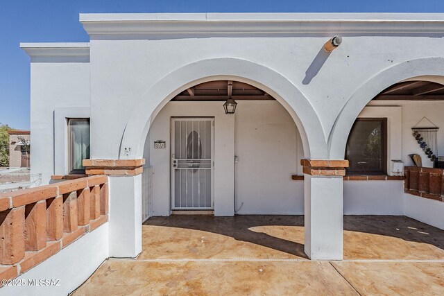 entrance to property with stucco siding