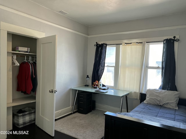 bedroom featuring carpet flooring and a closet