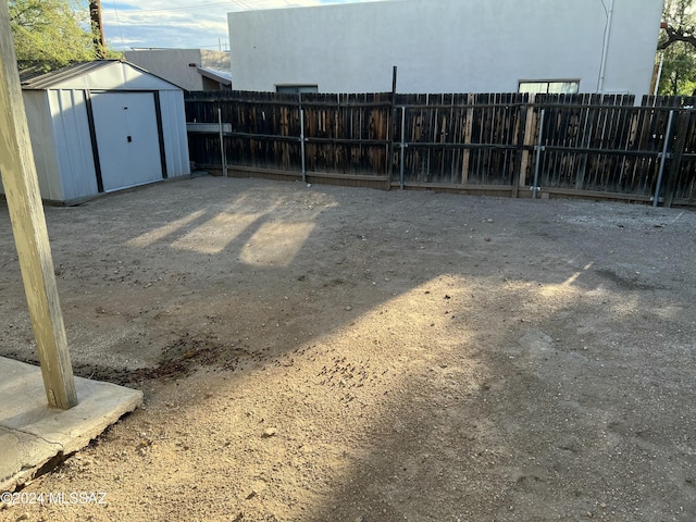 view of yard featuring a storage unit