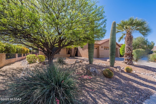 1474 N Miranda Ln, Green Valley, AZ 85614 - view of front facade with stucco siding, a tiled roof, and fence