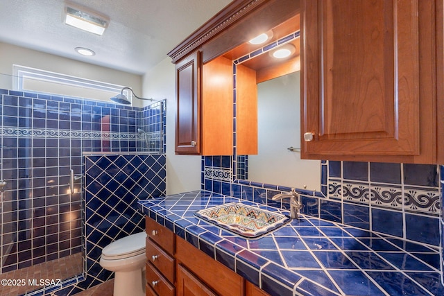 1474 N Miranda Ln, Green Valley, AZ 85614 - full bathroom featuring vanity, toilet, visible vents, and tiled shower