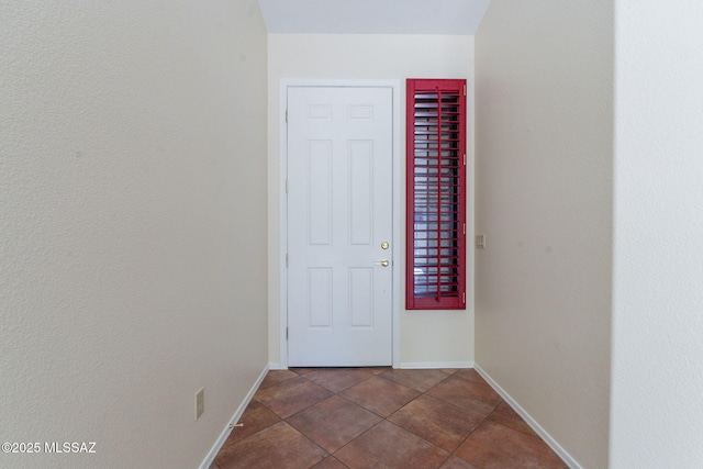 1474 N Miranda Ln, Green Valley, AZ 85614 - foyer with baseboards