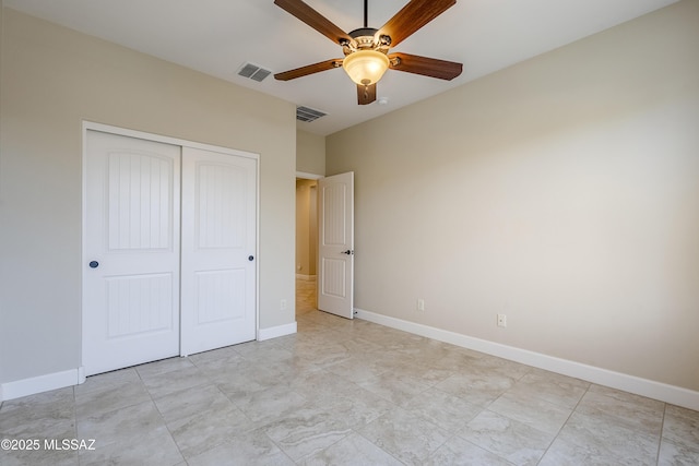 unfurnished bedroom with ceiling fan and a closet