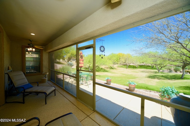 sunroom with ceiling fan