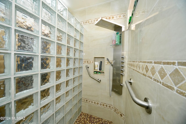 bathroom featuring a tile shower