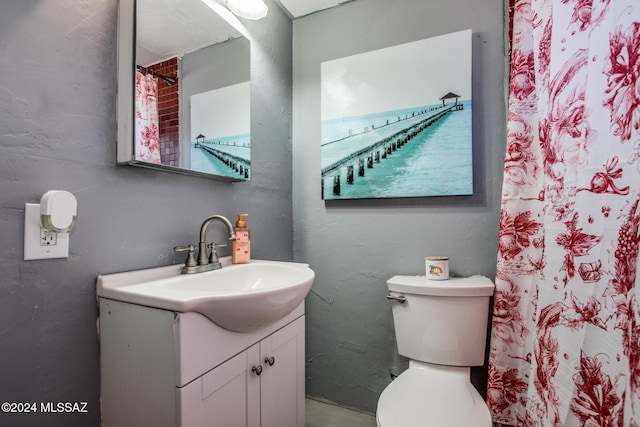 bathroom with a shower with curtain, vanity, and toilet