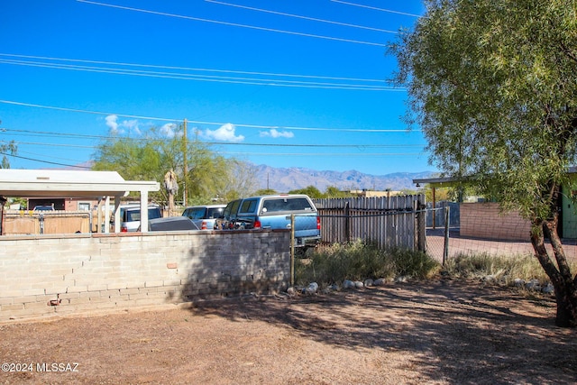 view of yard with a mountain view