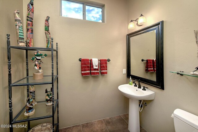 laundry room featuring sink, light tile patterned floors, cabinets, and independent washer and dryer