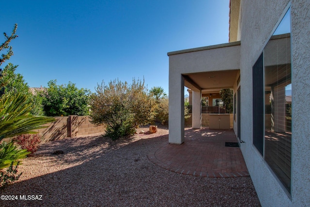 view of yard featuring a patio