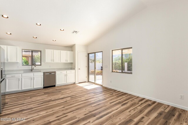 spare room with baseboards, visible vents, a chandelier, and light wood-type flooring